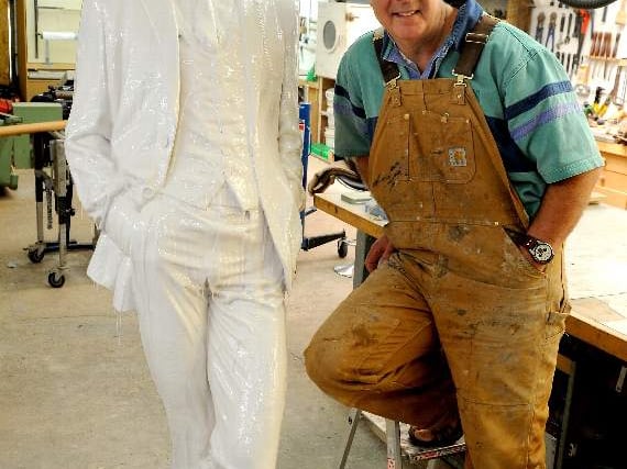 New sculpture by Bondleigh artist to honour rock legend David Bowie