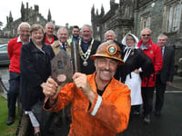 Man Engine memento presented to Tavistock for its part in puppet procession