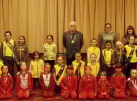 Brownies and Rainbows meet town mayor