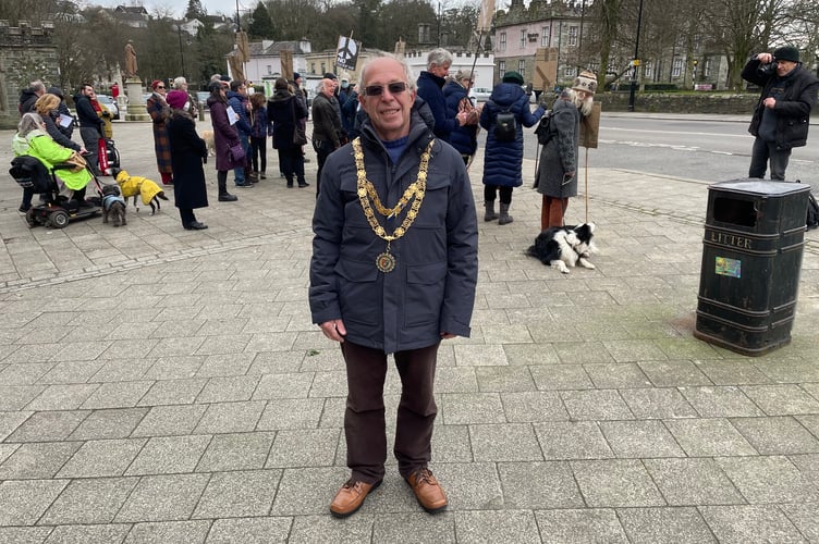 Mayor of Tavistock Andy Hutton wearing his mayoral chains adorned by a ribbon in the colours of the Ukrainian flag.