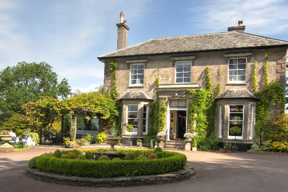 Hotel makes fresh statement over paedophile hunters