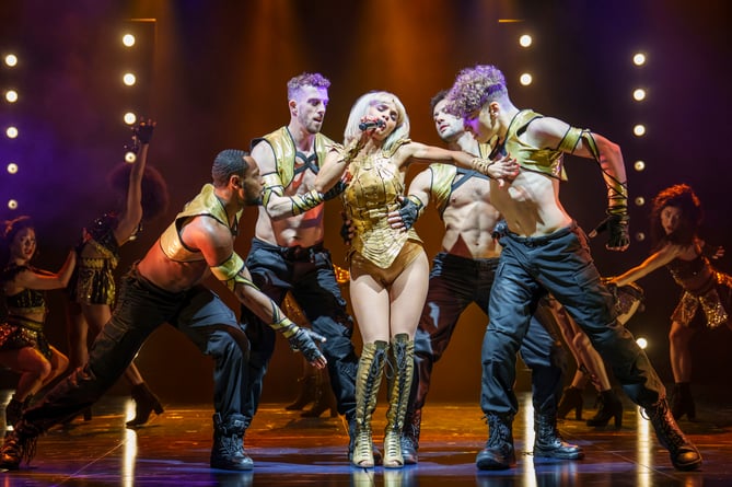 Melody Thornton and Company in The Bodyguard. 