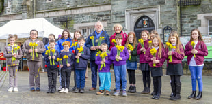 Children’s garlands judged by mayor