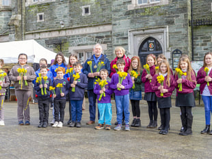 Children’s garlands judged by mayor