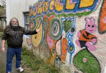 Divisive mural painter rallies supporters
