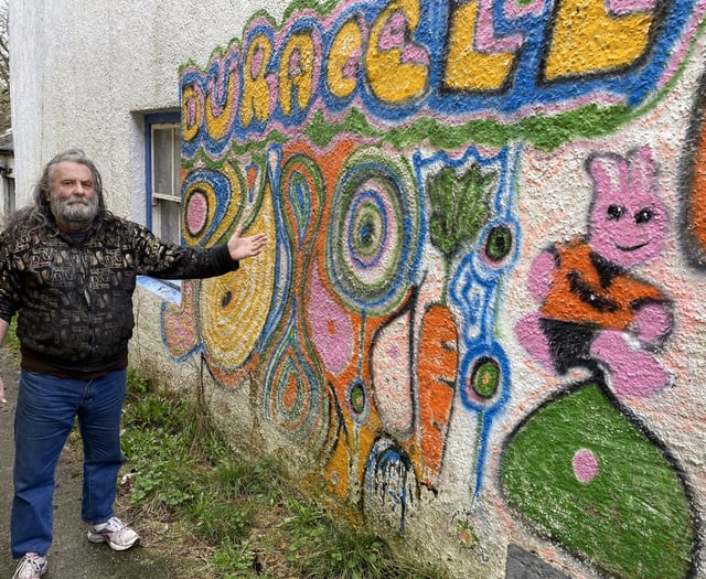 Divisive mural painter rallies supporters