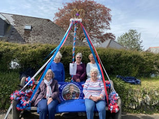WI’s Coronation maypole and bench