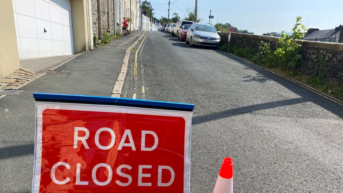 Tavistock road closed after man hurt tavistocktoday.co.uk