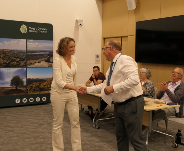 Independent councillor wins through after by-election is dead heat!