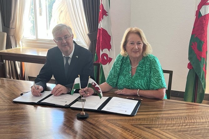 Linda Taylor and Mark Drakeford signing the new agreement between Cornwall and Wales