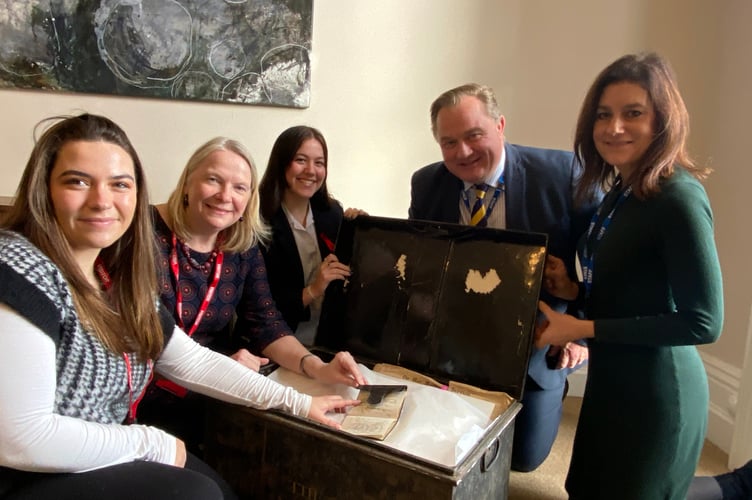 group Mount Kelly passport handed over to National Gallery