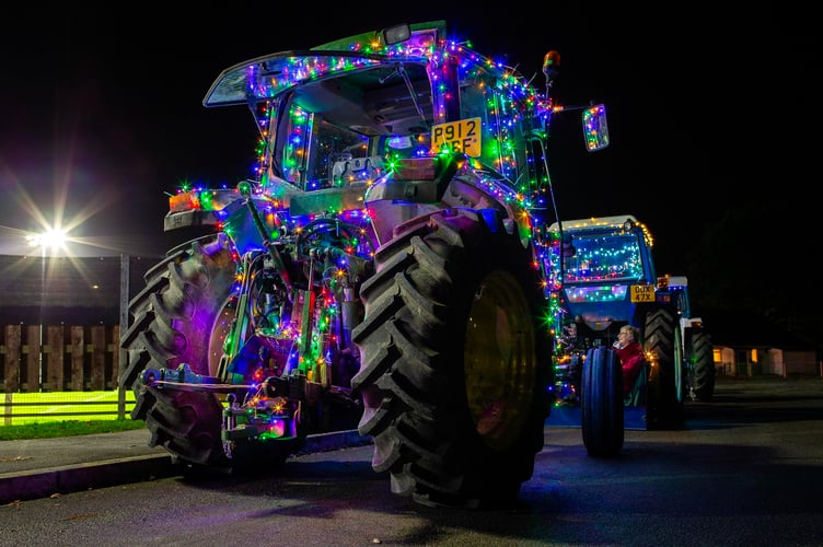  PHOTO: Dave Crawford....Tavistock AFC xmas tractor run