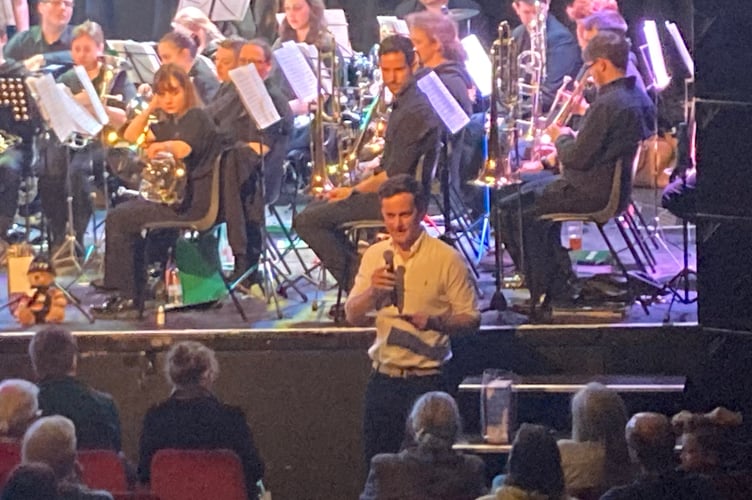 Tributes are paid to Peter Jones at the concert