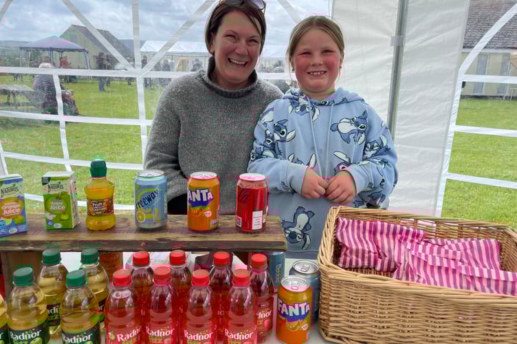 Loo and Essie Hutchinson ran a drinks and sweets stall. AQ 5193