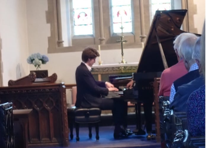 Emanuil Ivanov performing
