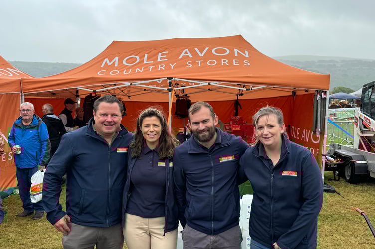 Helpers on the Mole Avon stand.  AQ 9419