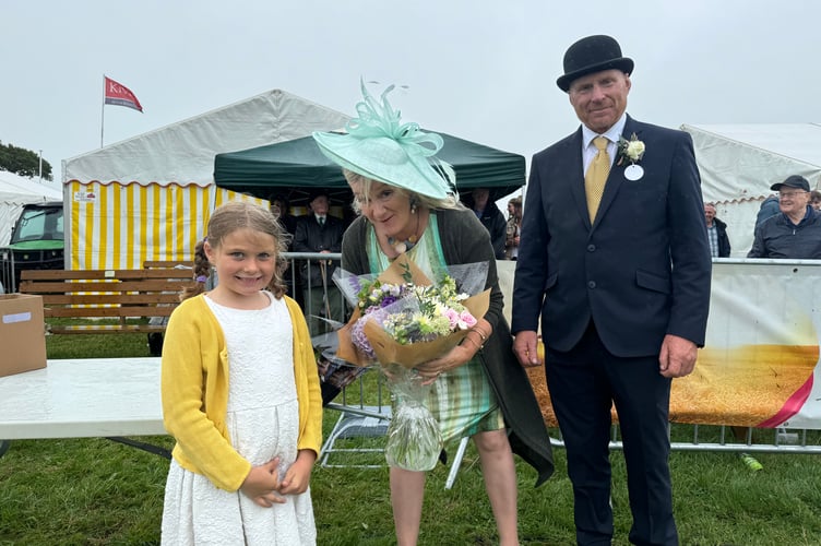 Flowers were presented to the President's wife by Henrietta Glanville (8).