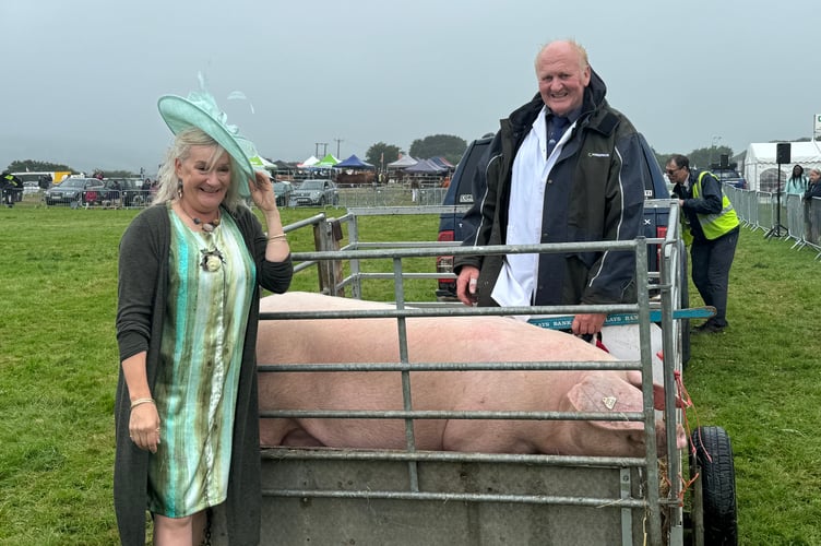 Mandi Heard, the President's wife, presented the owner of the Champion Pig with his award.