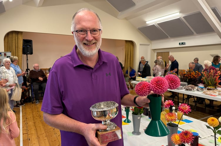 Ian Pinwill won the Best in Show with his dahlias. AQ 1092