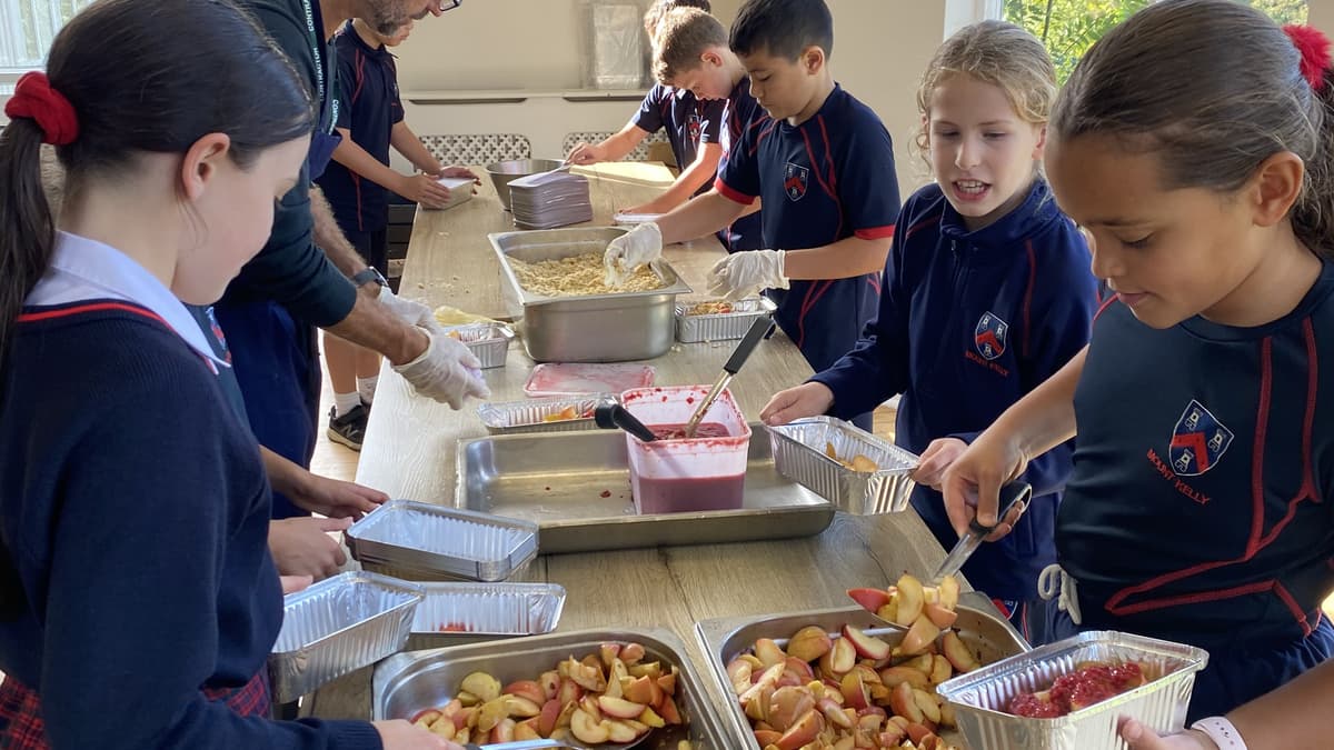 Tavistock pupils make apple crumbles to give away tavistocktoday.co.uk
