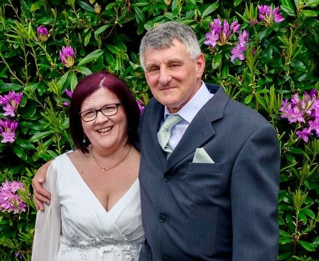 Nurse overcomes loss of legs to marry