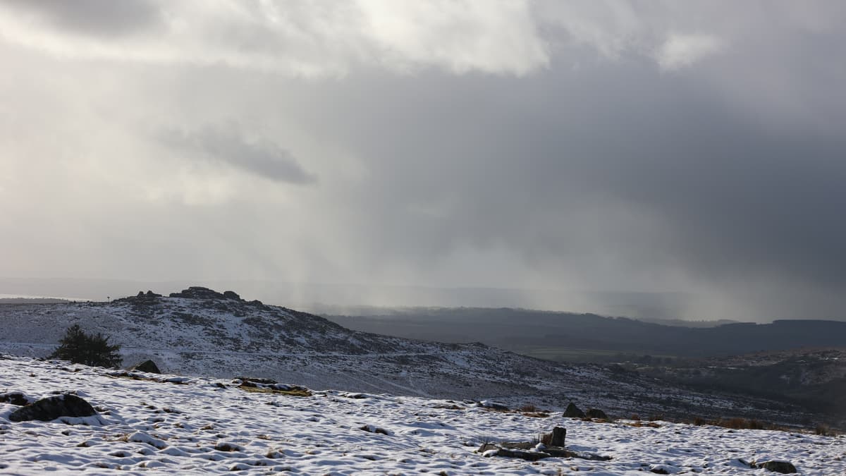 Eis und Schnee in West Devon verursachen Schul- und Verkehrsbehinderungen