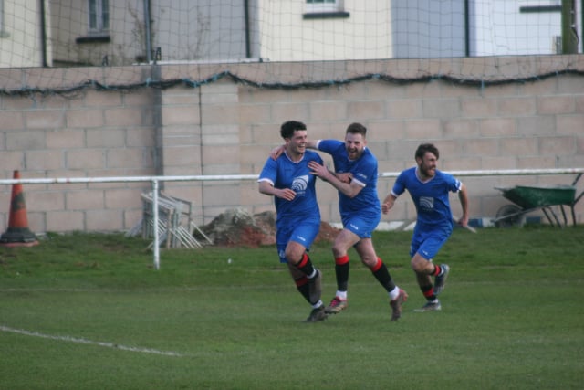 Peninsula League title race hotting up