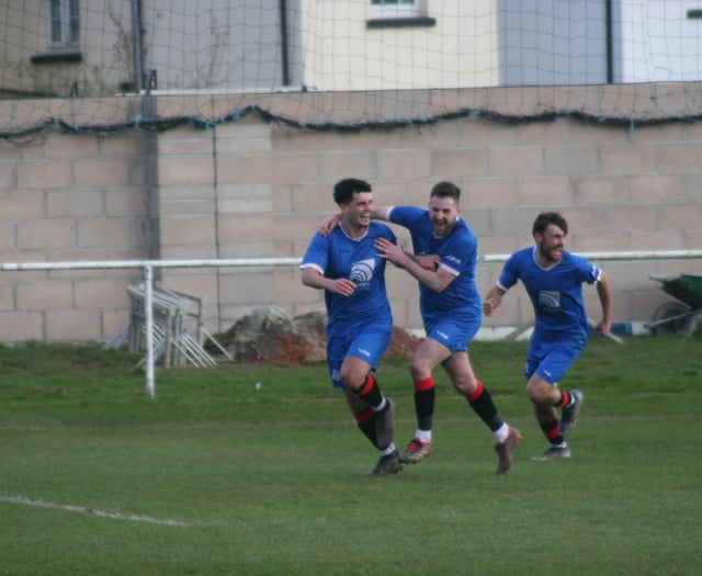 Peninsula League title race hotting up