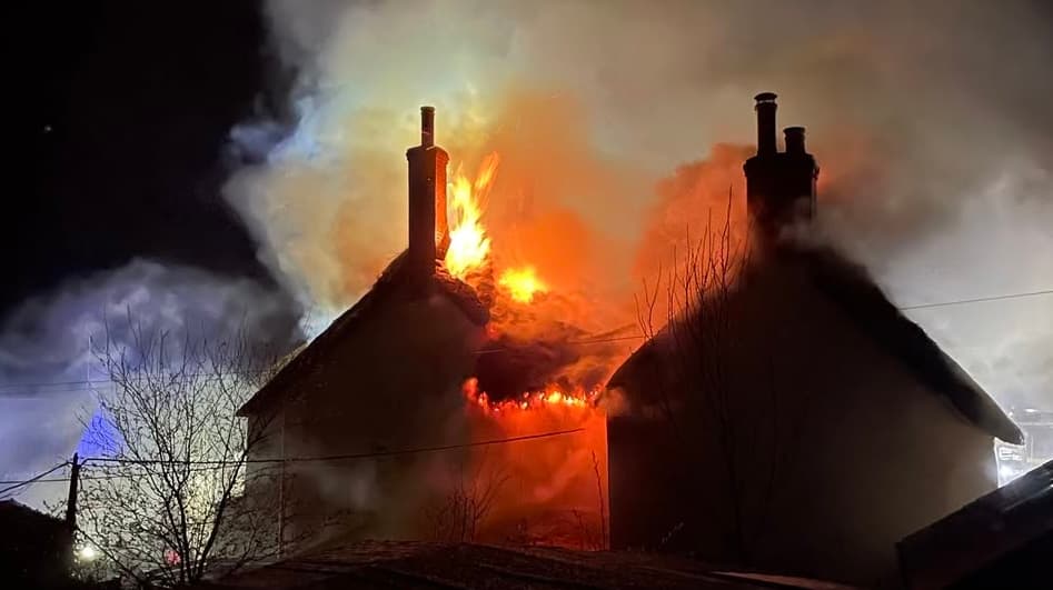 Feuerwehr bekämpft Großbrand in Reetdachhäusern in Dorf