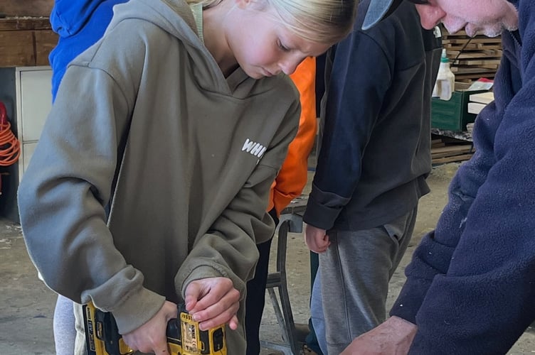 Horrabridge School making hedeghog boxes.