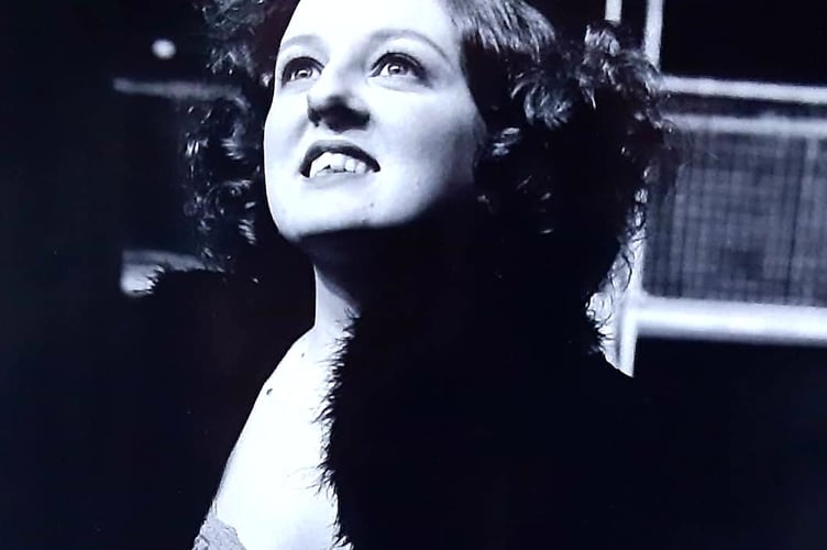 Alison Moyna as Roxie Hart in Chicago.