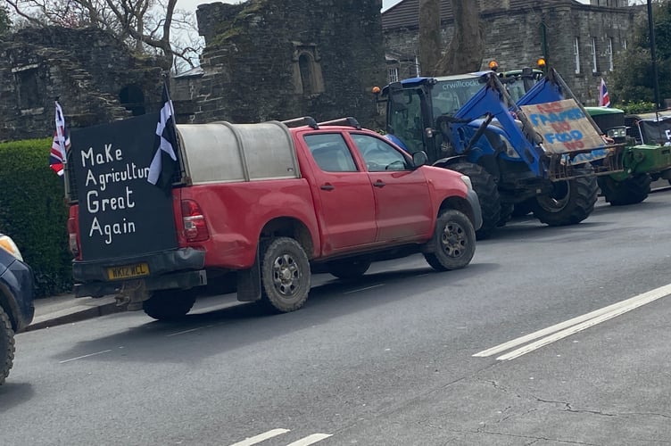Militant farmers making their voice heard outside the Tavistock hotel where Farming Minister Justin Zeichner was meeting. 