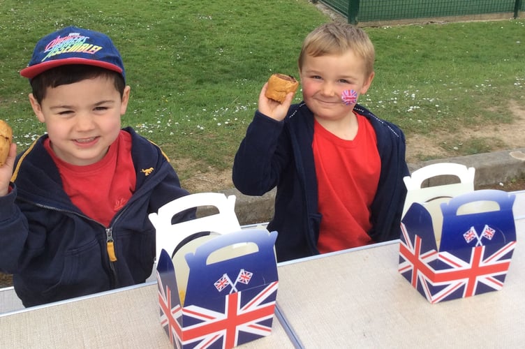 Horrabridge Primary enjoying a VE Day picnic.