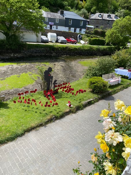 At the heart of the celebration was a striking tribute: 80 hand-crafted poppies spelling out “VE” in front of the village’s “Tommy” silhouette, made by Keith Rawlings using recycled 45 rpm vinyl records