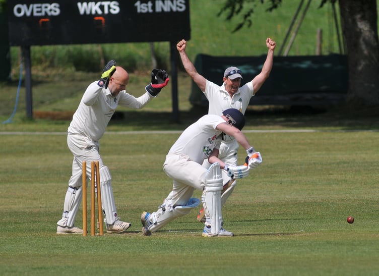 Devon Cricket League E Division West. Abbotskerswell 2nd XI versus Whichurch Wayfarers 1st XI. Delight for Whitchurch  as Abbots' skipper A Owen is bowled out by Marc Kerswell
Abbotskerswell won by 85 runs