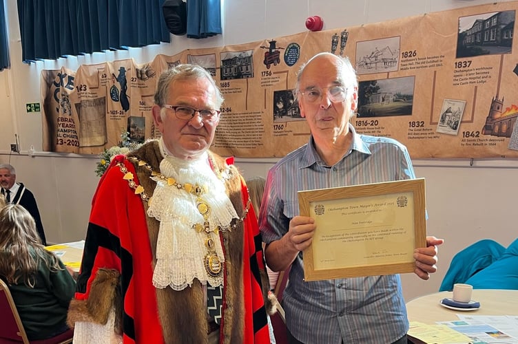 Alan Partridge with his award.