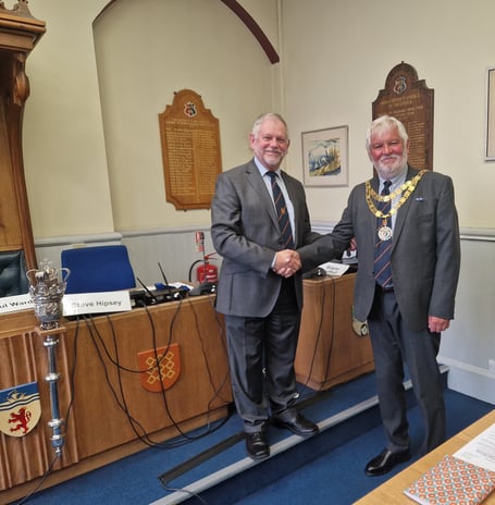 Outgoing Tavistock Mayor Paul Ward hands over the chain of office to ew Tavistock Mayor Cllr Steve Hispsey a mayor making  ceremony in the Tavistock Town Council Chamber.