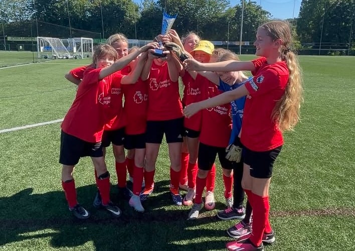 Horrabridge Primary School year 5/6 lift the Devon school girls football trophy.