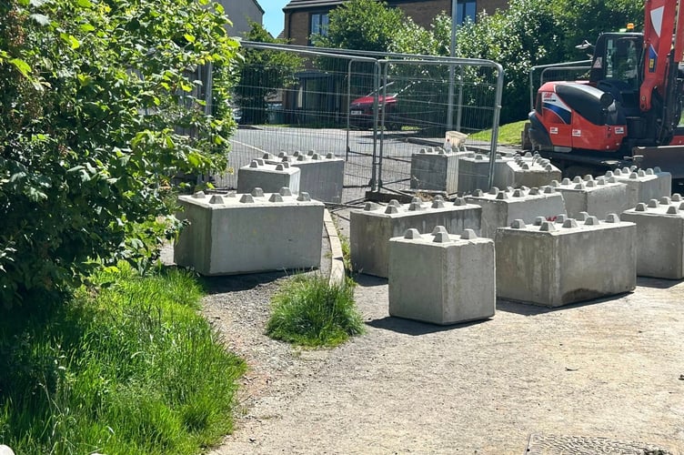 The pathway is blocked by construction work, it is believed that a fence will be placed in Kellands Lane.