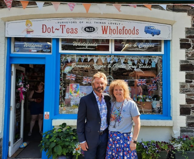 Noel pops into Dotty's shop