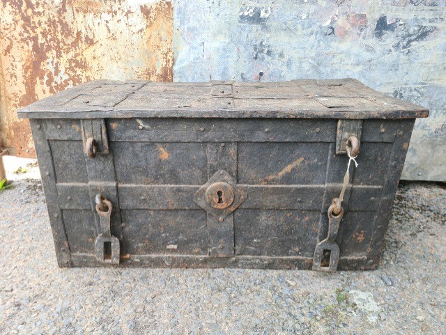 The couple were elated to find out how much the chest was worth.