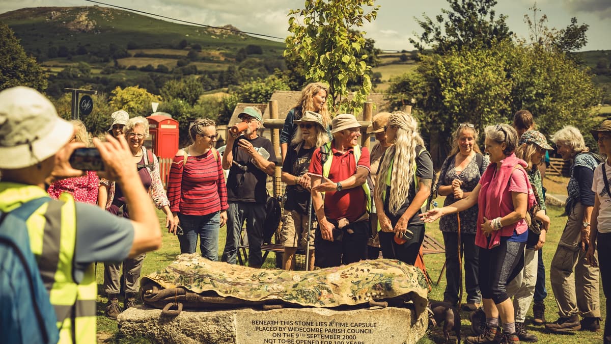 Nadelgefilztes Leichentuch auf Pilgerreise durch Dartmoor mitgenommen