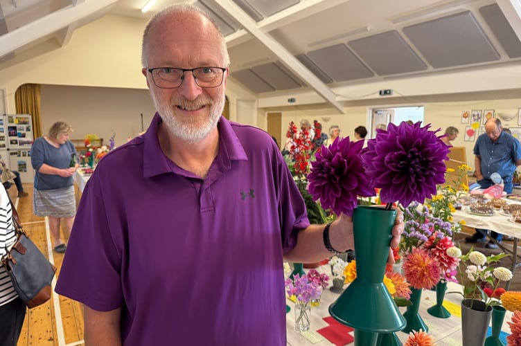 Colour-co-ordinated, Ian Pinwell took the Resident’s Cup at Spreyton Show for his dahlias. AQ 0377