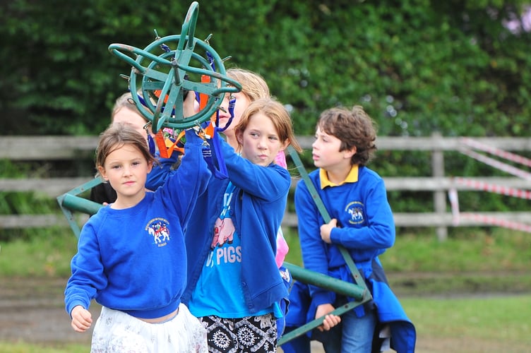 Widecombe Fair. Carrying in the pole for country dancing. Pupils from Widecombe Primary School get the day off to participate in and enjoy the fair.