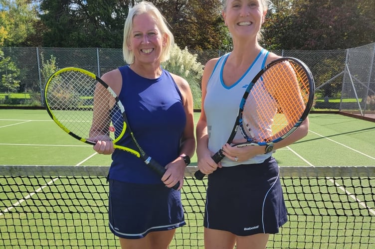 Ladies' singles winner Frances Lindsay, right, and runner up Claire Duffin, left.