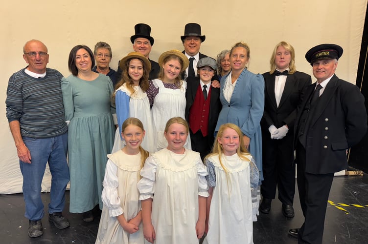Some of the ANTS and YANTS cast of ‘The Railway Children’ with Twiggy Lake and Sarah Ruby and some of the back stage crew.  AQ 4225
