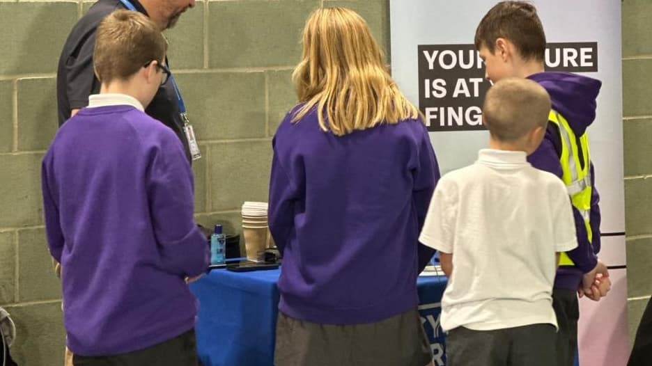 Kinder in West Devon lernen Fähigkeiten, um sicher zu bleiben.