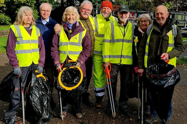 Tidy Tavi marking their 14th anniversary with a litterpick.