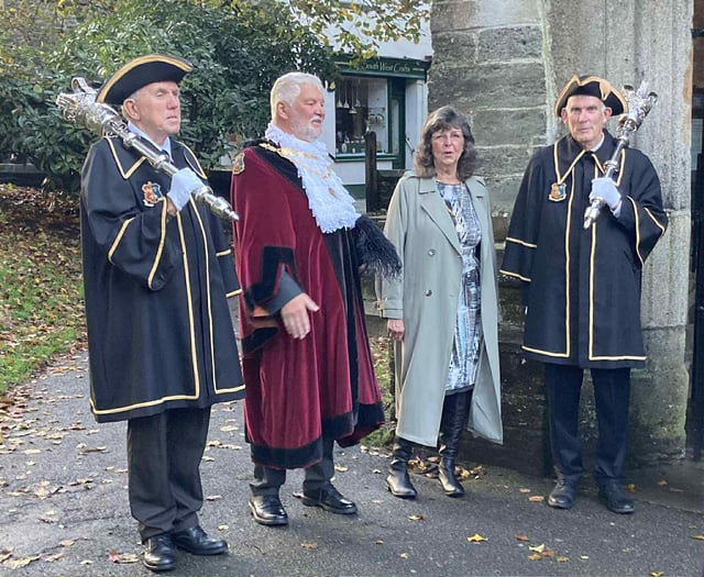 Mayor praises town library at civic service