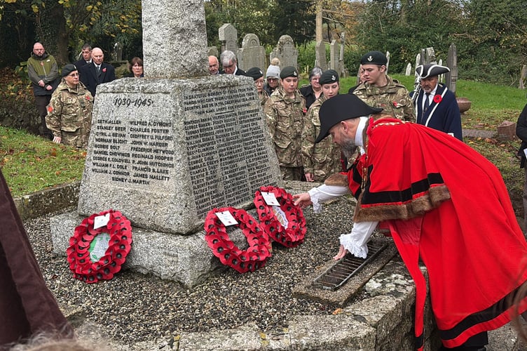 The mayor was the one of the first to lay a wreath.